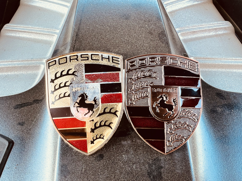 Шильдик Porsche. Порше Кайен шильдик. Эмблема Порше на капот. Шильдик на капот.