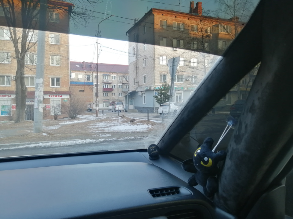 Девушка с смартфоном и бигудями. Смешные женщины. Наводим красоту. Я навожу красоту. Девочка ест конфеты.