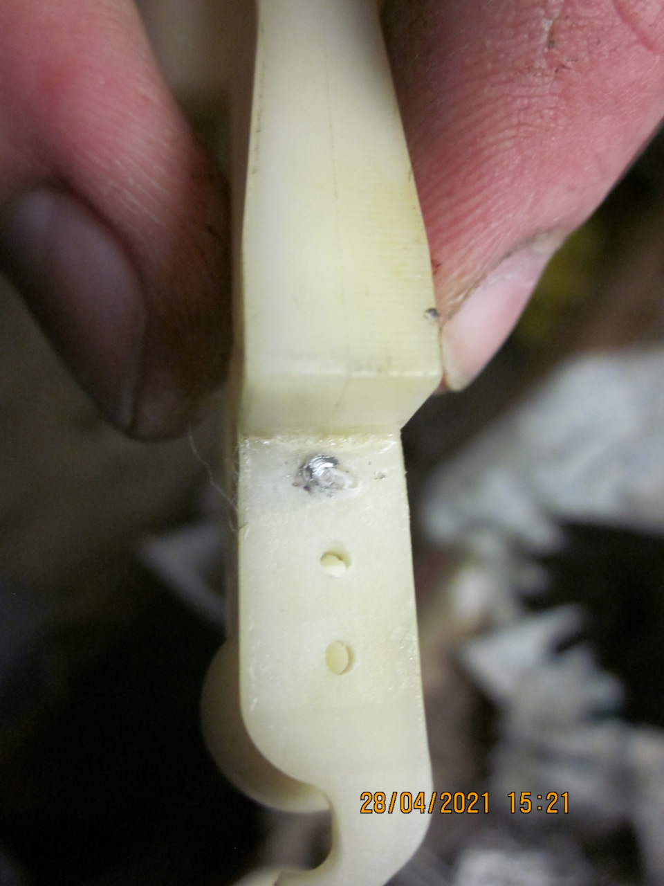 … в итоге саморез обломился… — Lada Vesta SW (1G). Запчасти на фото: 28042021