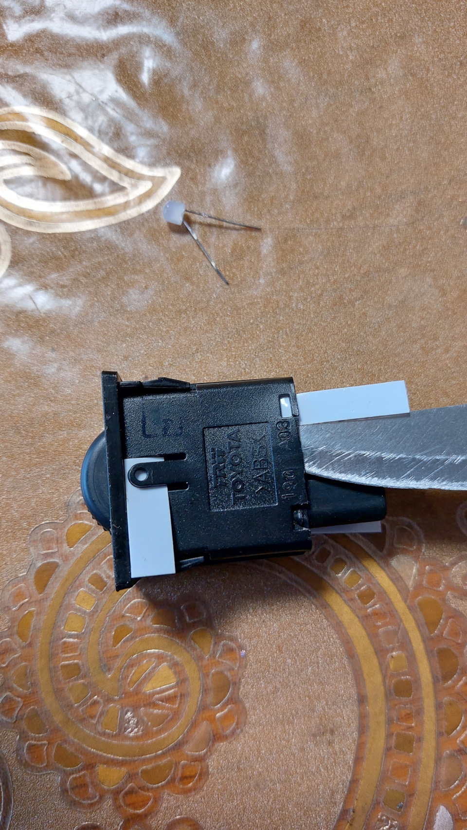 Замена лампочки накала на светодиод корректора фар — Toyota Corolla ...