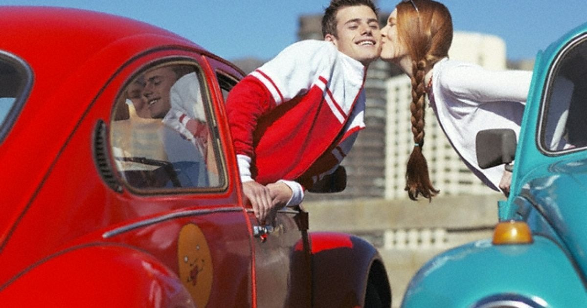 Обнимая машину. Любовь к автомобилю. Целует машину. Обнимает автомобиль. Человек целует автомобиль.