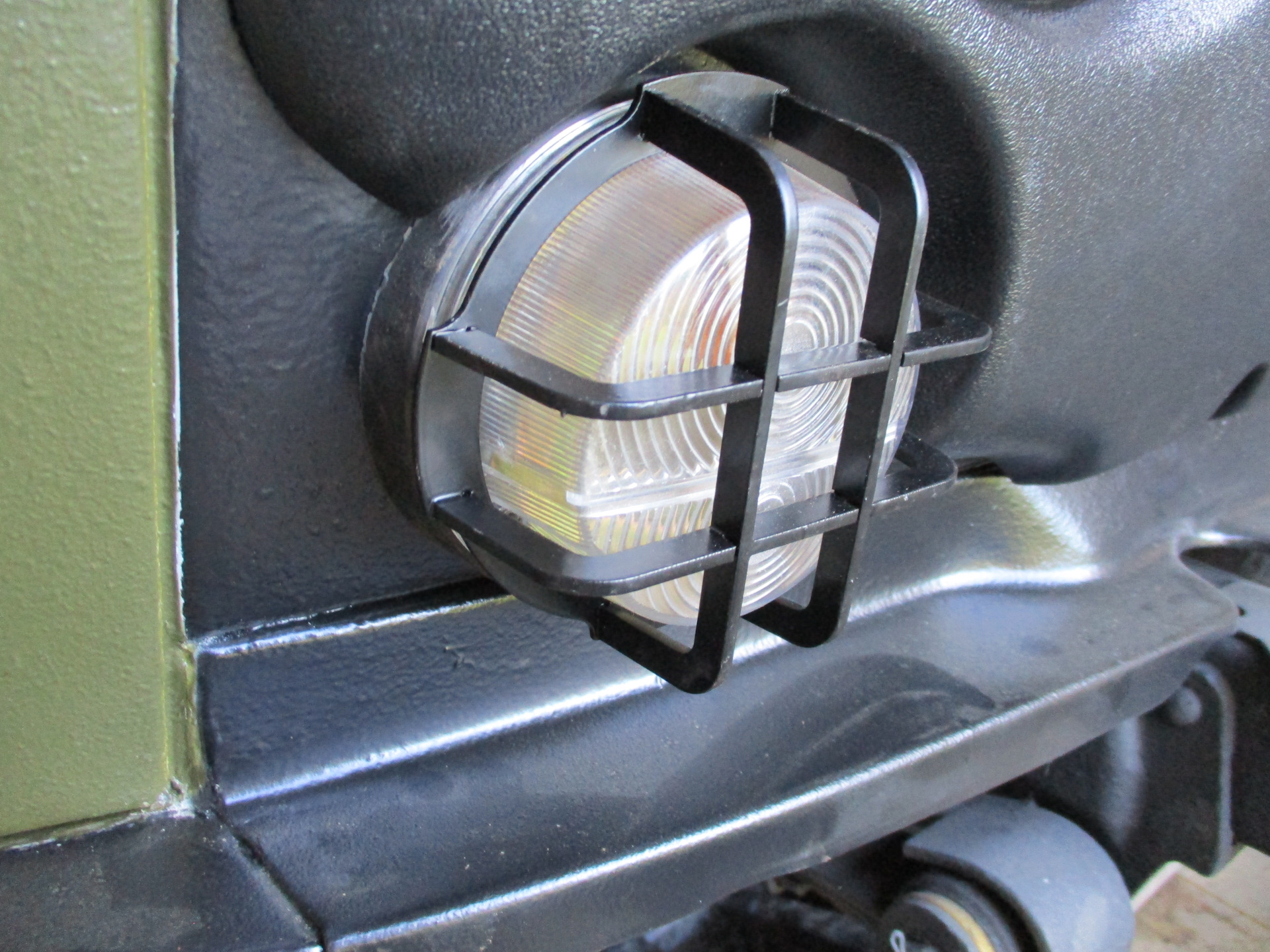 Поворотник уаз хантер. Крепление заднего фонаря УАЗ 469. Защита поворотников УАЗ. Защита подфарника УАЗ 469. Переделка задних фонарей УАЗ 469.