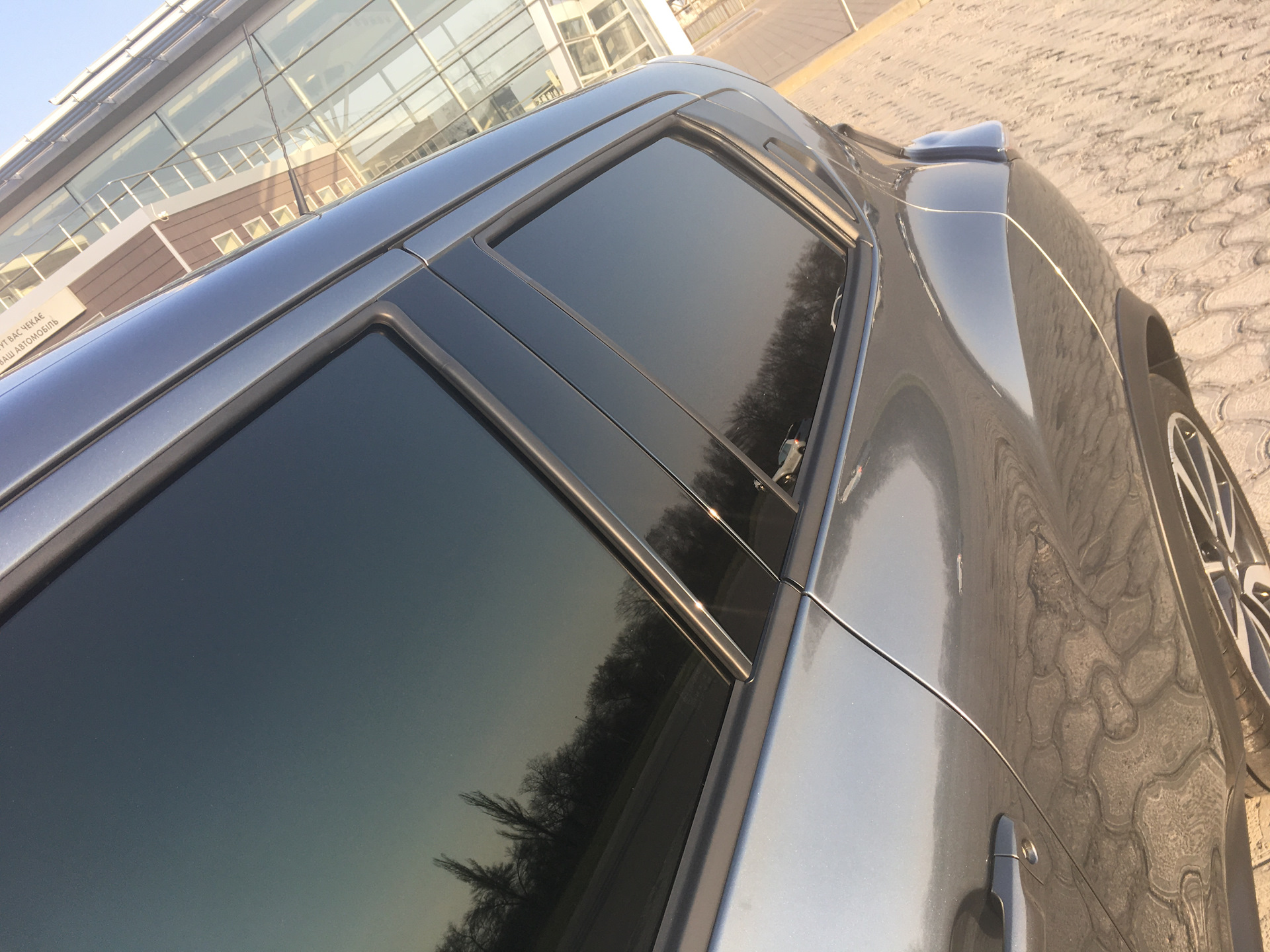 тонировка стоек дверей мазда 3бл. дверь стеклянная входная для магазина. тонировка двери. тонировка двери пленкой. тонировка двери.