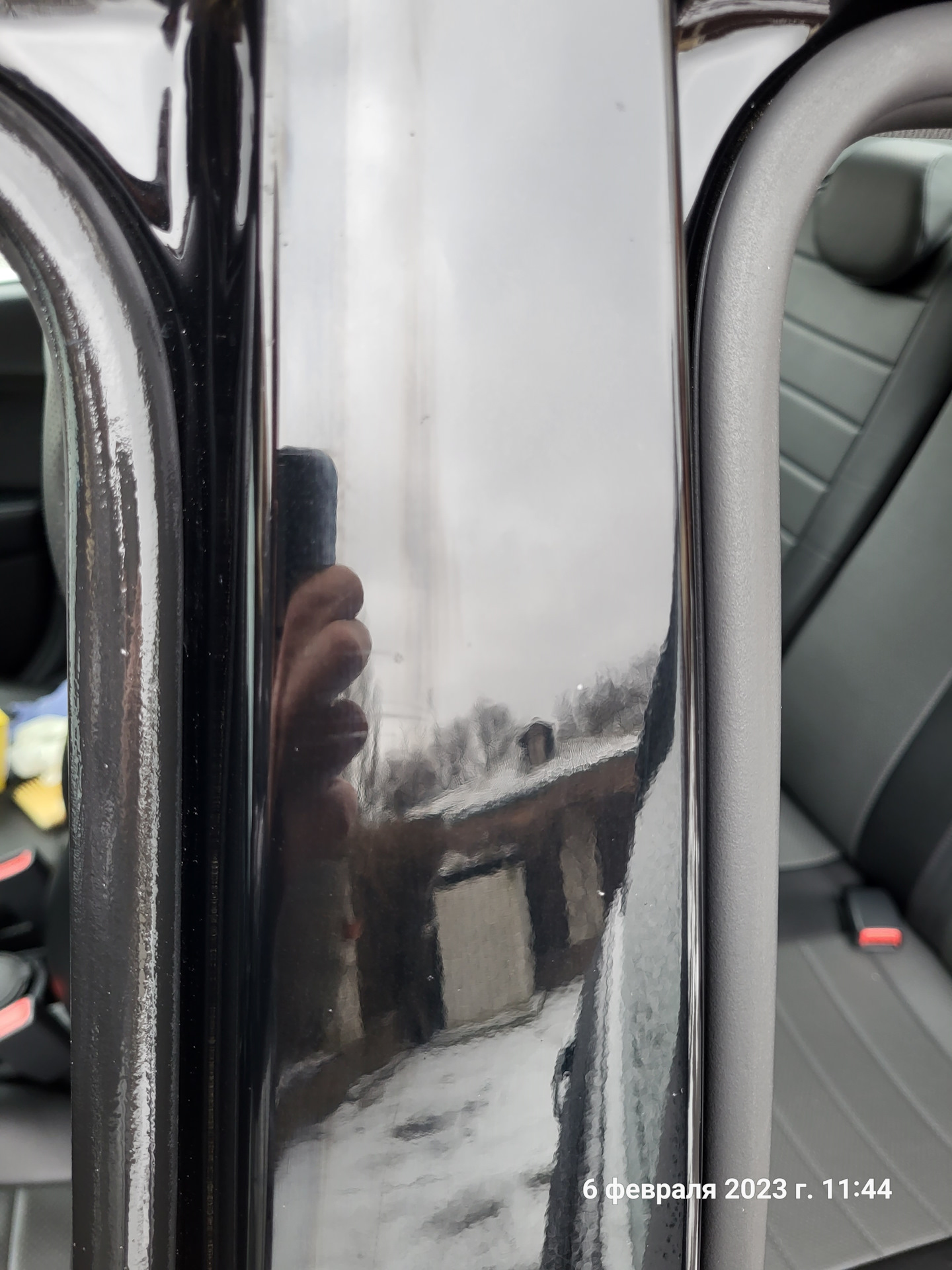 Поцарапали машину во дворе. Поцарапанное авто. Дверь автомобиля. Вмятины на авто от дверных. Царапина на машине от двери соседней машины.