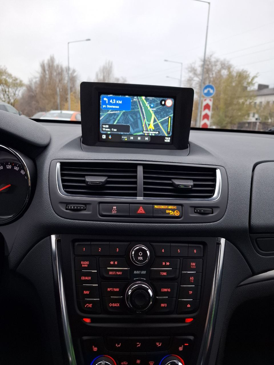 В авто — Opel Mokka (1G)