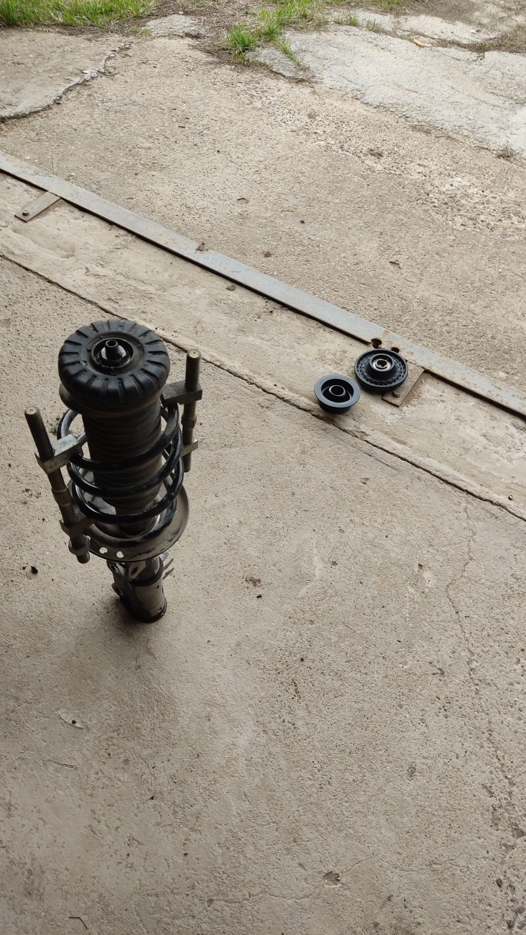 Замена подшипника опоры амортизатора — Chevrolet Cobalt (2G), 1,5 л ...