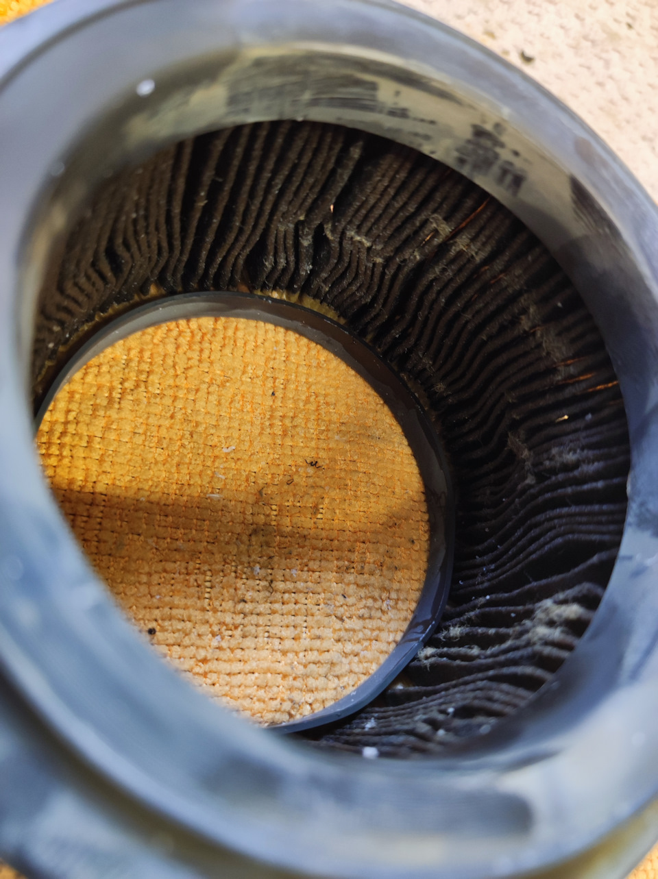 Внутри тоже грязненький, но пропускал еще хорошо, не сильно забит был. — Nissan X-Trail II (t31)