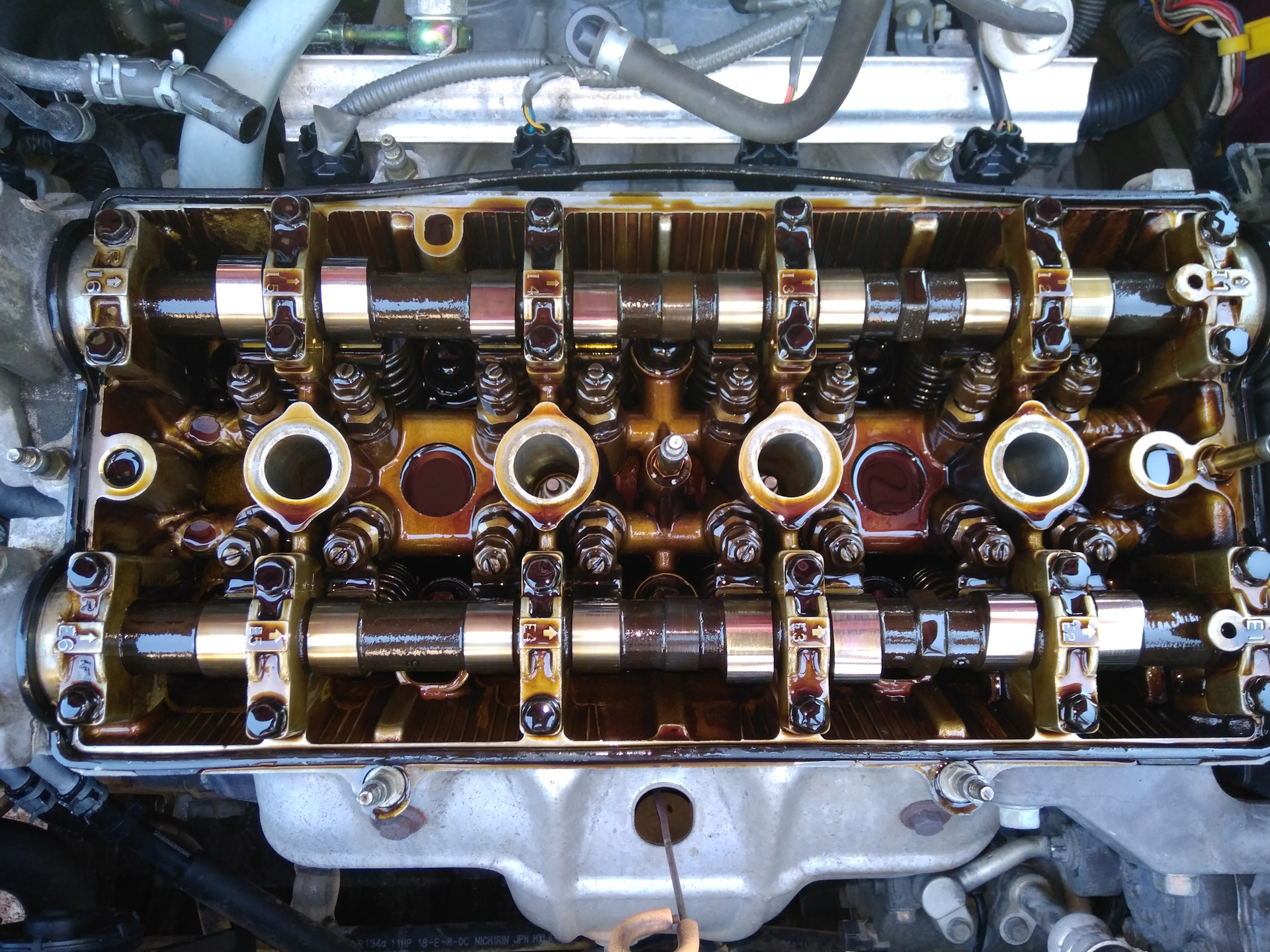 Заглушка в двигателе ока 11113. Прокладка клапанной крышки 4age. Давление под клапанной крышкой. Масло в антифризе ваз 2107 инжектор. Давление под клапанной крышкой.