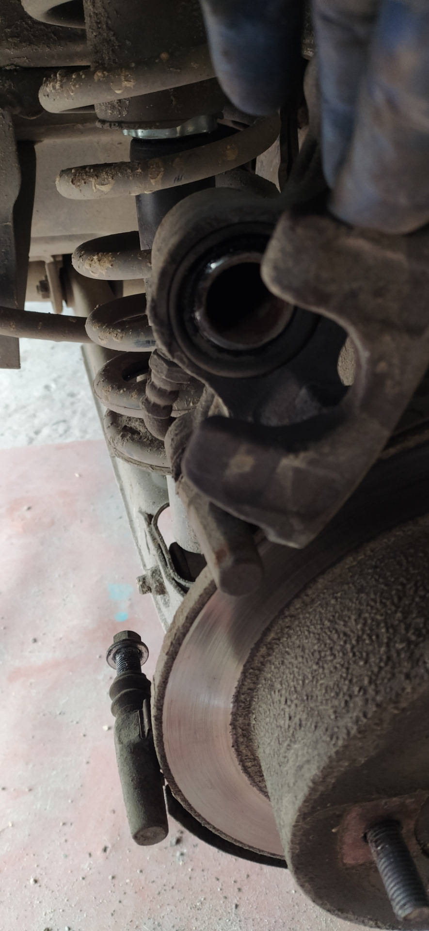 Замена задних колодок — Mitsubishi Outlander (1G), 2,4 л, 2005 года ...