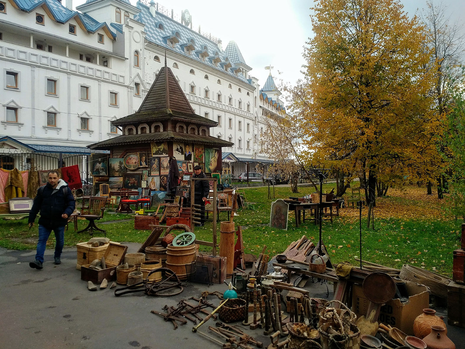 Вернисаж в москве. Вернисаж в Измайлово блошиный рынок. Измайловский Вернисаж, Москва.