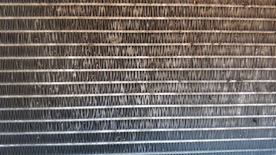 Чистка радиатора кондиционера и выпрямление сот — Volkswagen Passat B6 ...