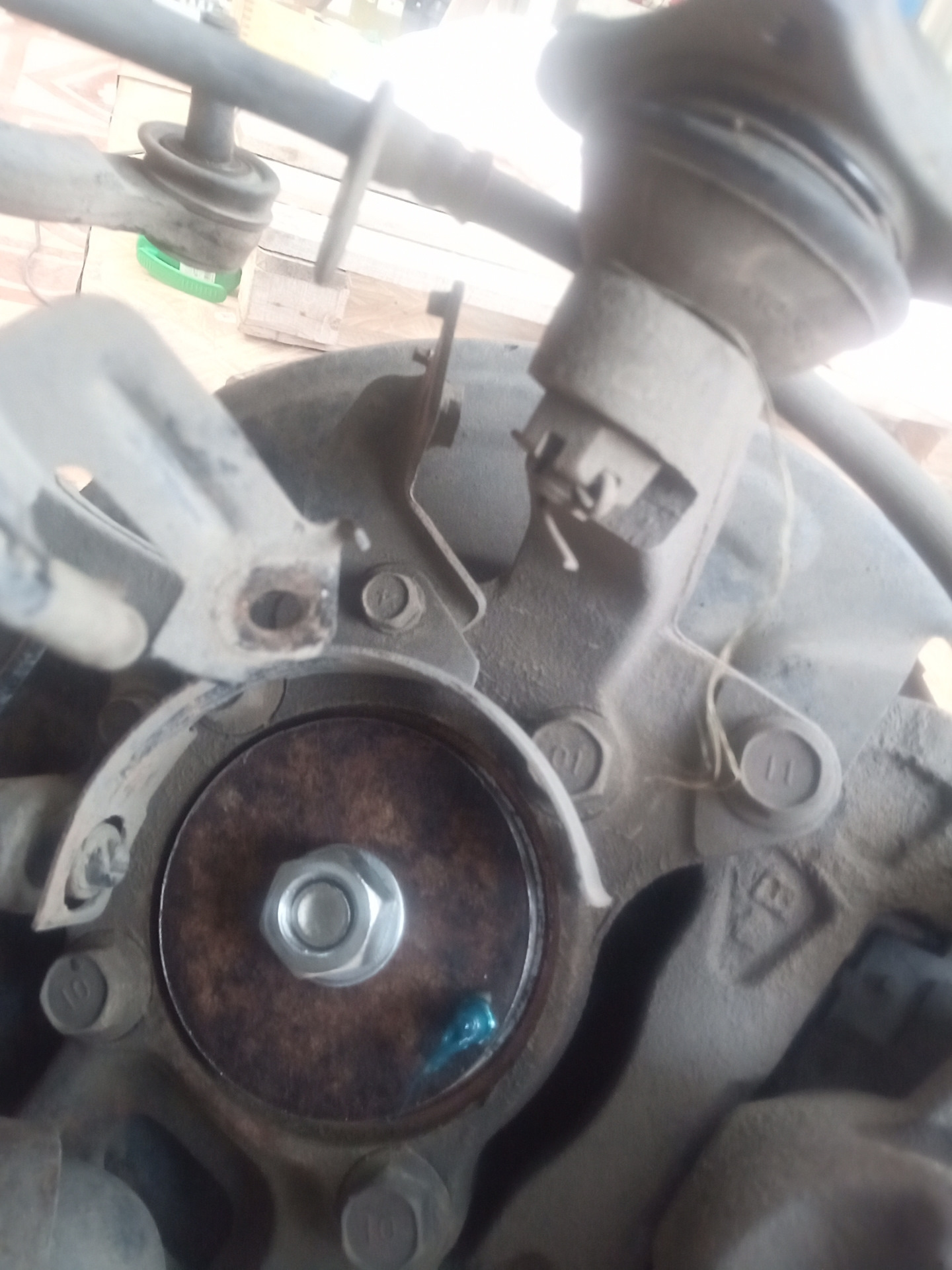 Шприцевание ступичных подшипников — Mitsubishi L200 (4G), 2,5 л, 2007 ...