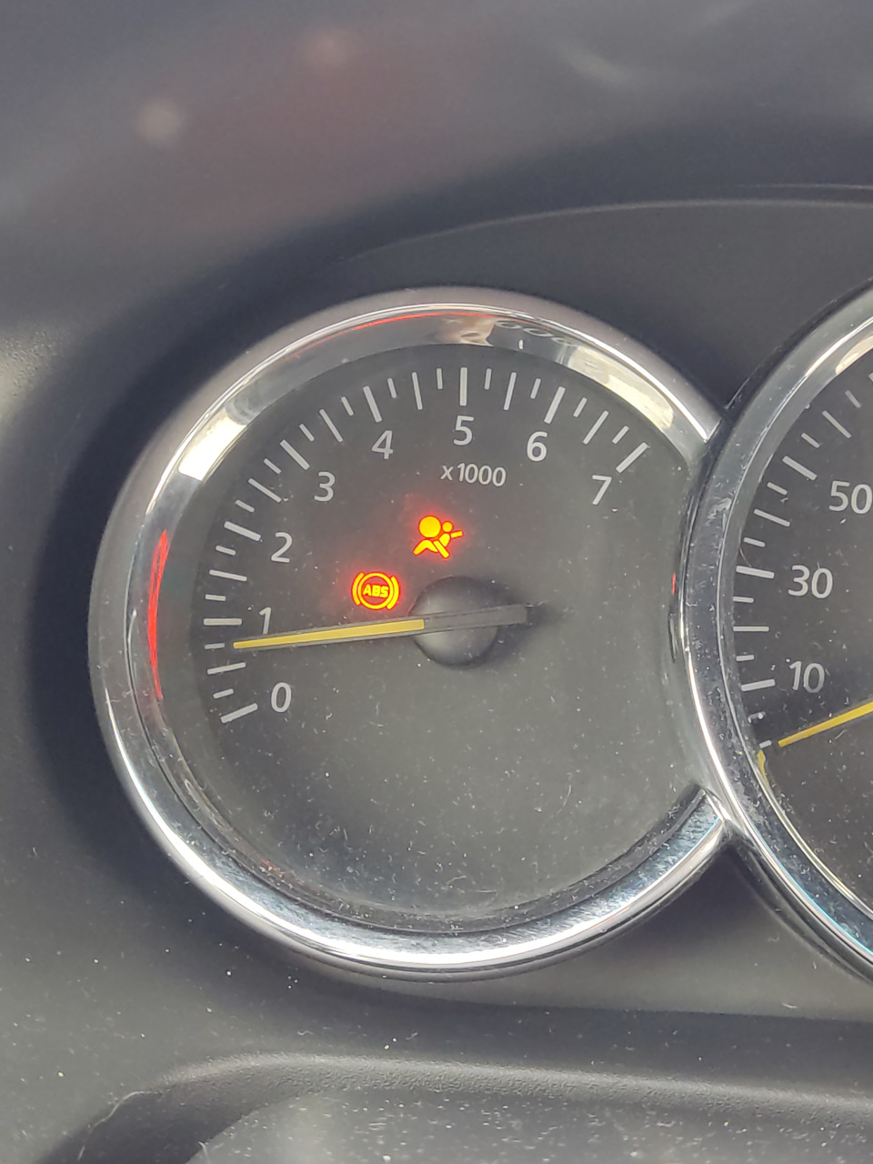 Лампочка абс логан 2. Check abs рено меган 2. Абс рено меган 2. Mercedes w211 загорелась abs esp. Горит гаечный ключ renault kangoo.