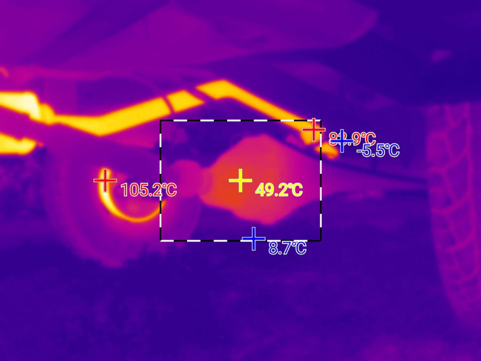 Температура заднего диффиренциала. Раз сам шрус темнее, значит холоднее самого дифа. А вот 105 градусов которые виднеются в колесе, это неожиданно перегретый барабан на одной стороне. Замер близко показал вовсе 117 градусов по кромке. Притом, когда я вывесил колесо спустя некоторое время после приезда, я не обнаружил проблемы. После возвращения домой 100км по трассе в том же режиме, нагрев у задних барабанов был одинаковый по сторонам, в районе 45 градусов. Пока не понятно, что это вообще было. Но, как я не любил барабанные тормозные системы, так теперь люблю их еще меньше. — ГАЗ Соболь 4х4