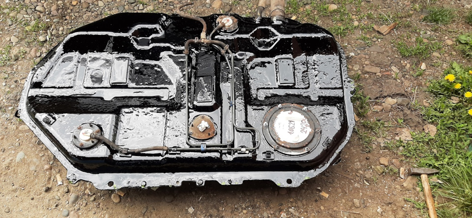 Так как у нас болезнь с гниением бака, было решено сразу зачистить, обработать преобразователем ржавчины на несколько раз и покрыть мастикой, глядишь еще поживет лет пяток))) — Mitsubishi Lancer IX