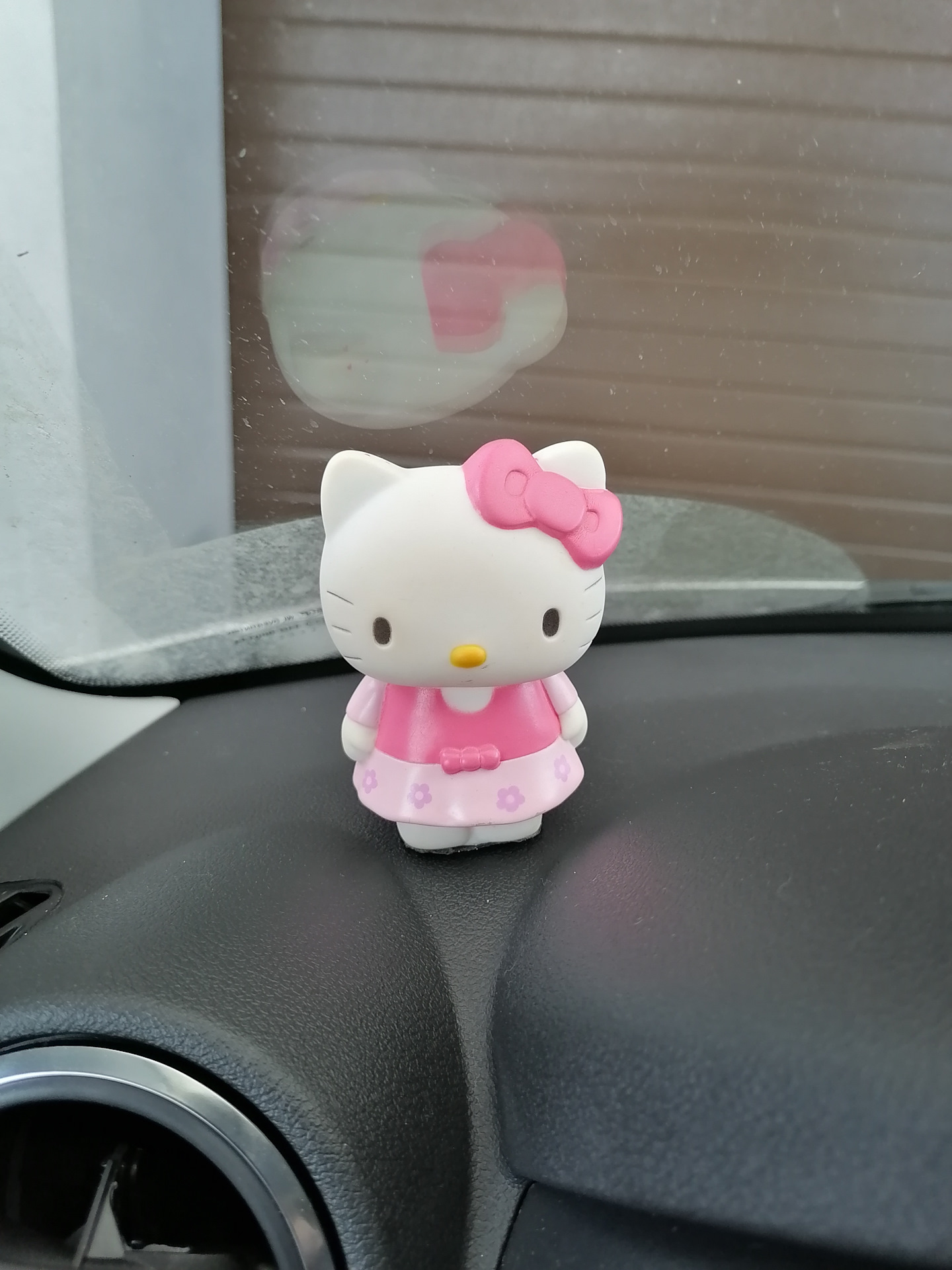 Игрушка Hello Kitty! — Lada Гранта Cross, 1,6 л, 2019 года | прикол | DRIVE2