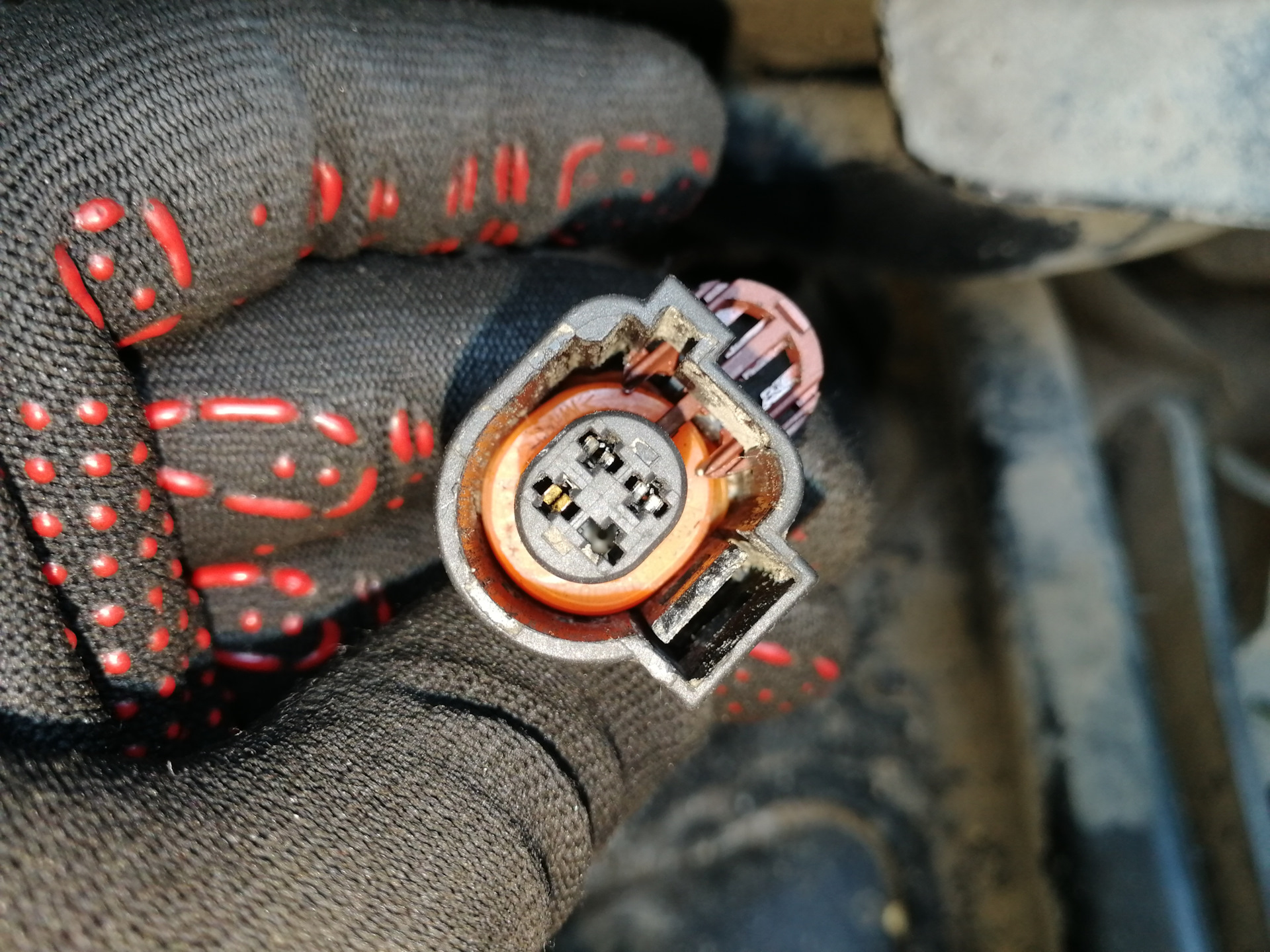 Пневма: C10D307[137] & P065200 Опорное напряжение датчика "B" слишком ...