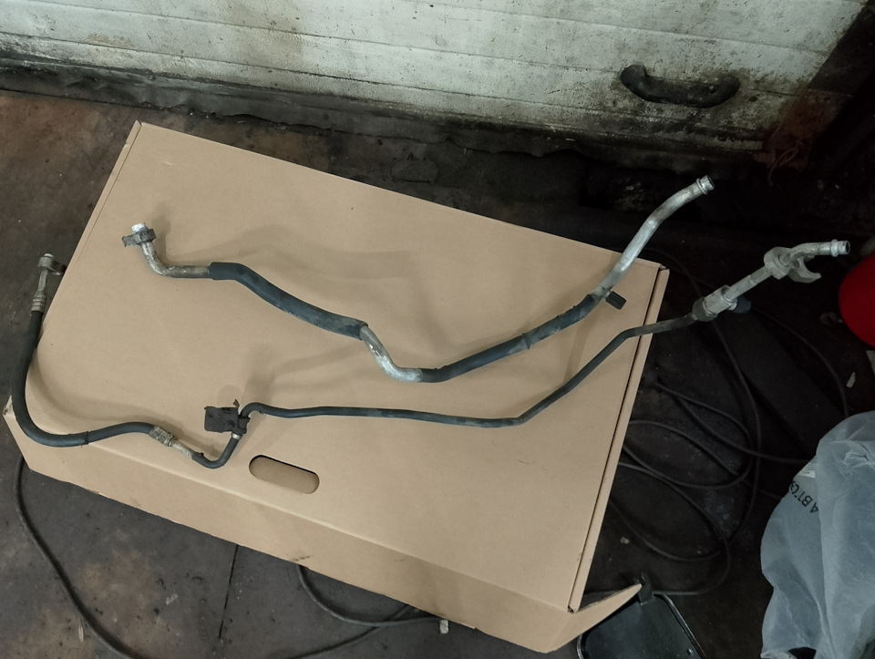 Компрессор кондиционера с трубками и датчиком на Volkswagen Passat B5 ...