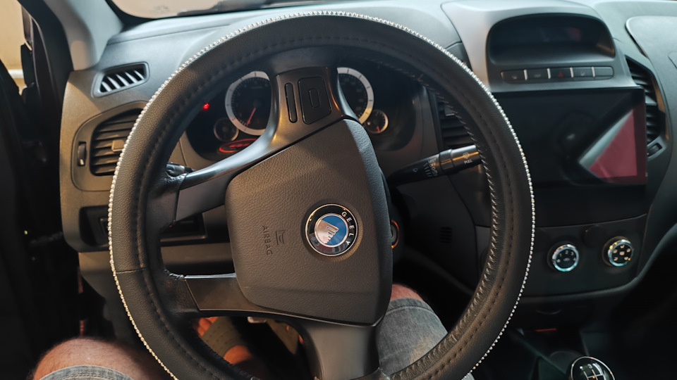 Стразы на рамках госномеров и на оплетке руля! — Geely GC6, 1,5 л, 2014 ...
