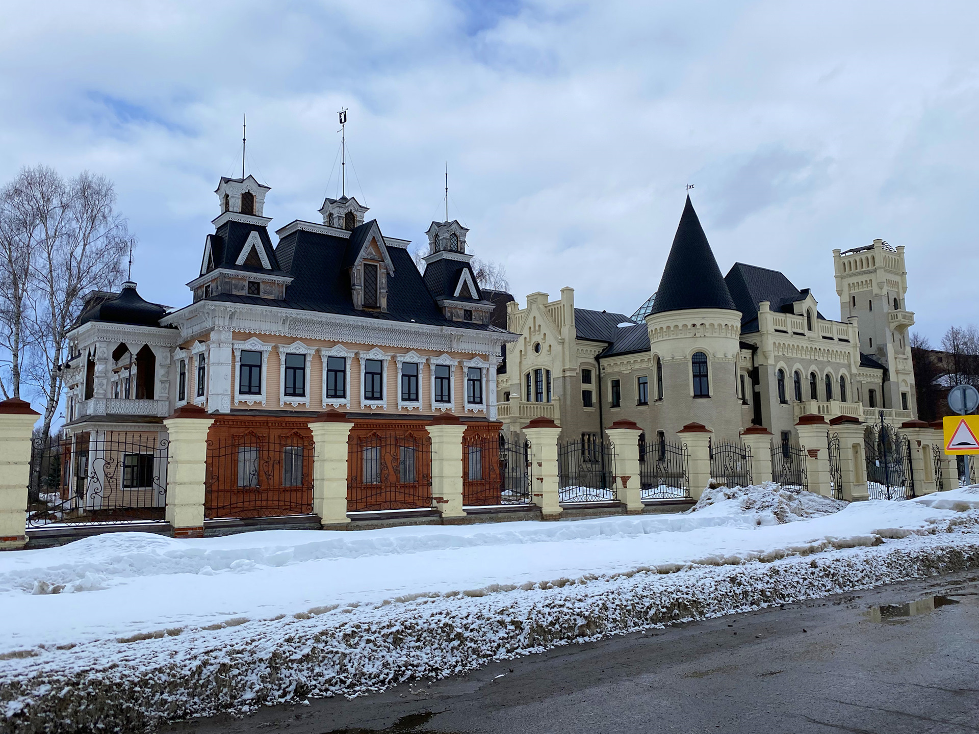 Замок понизовкина экскурсия. Замок Понизовкина. Замок Понизовкиных Ярославль. Красный Профинтерн Ярославская область.