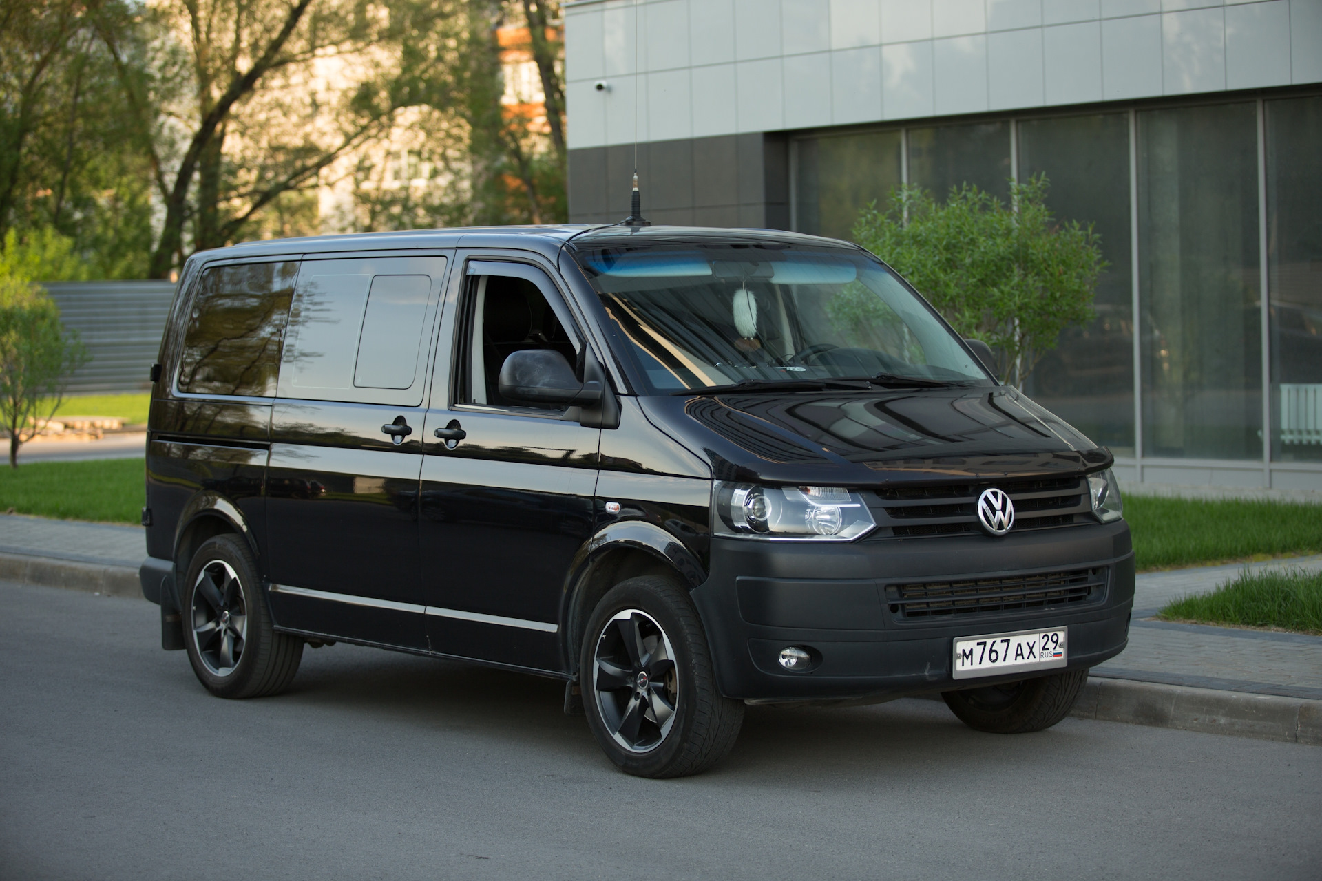 Бус в беларуси. Volkswagen Transporter t5 черный. VW Transporter 2014. Фольксваген Транспортер 2014г. Transporter t5 2013 года.