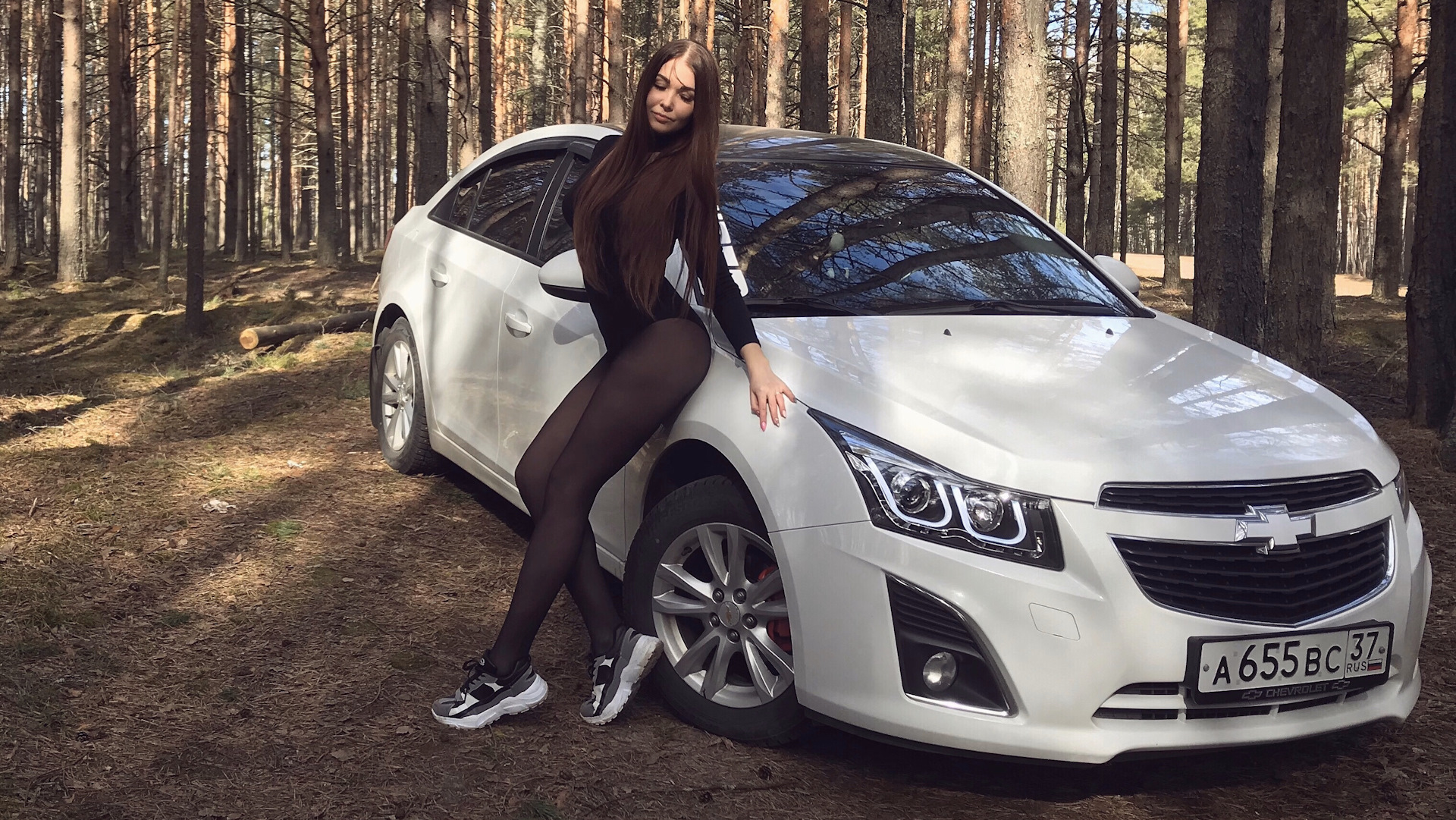 Chevrolet Cruze и девушка