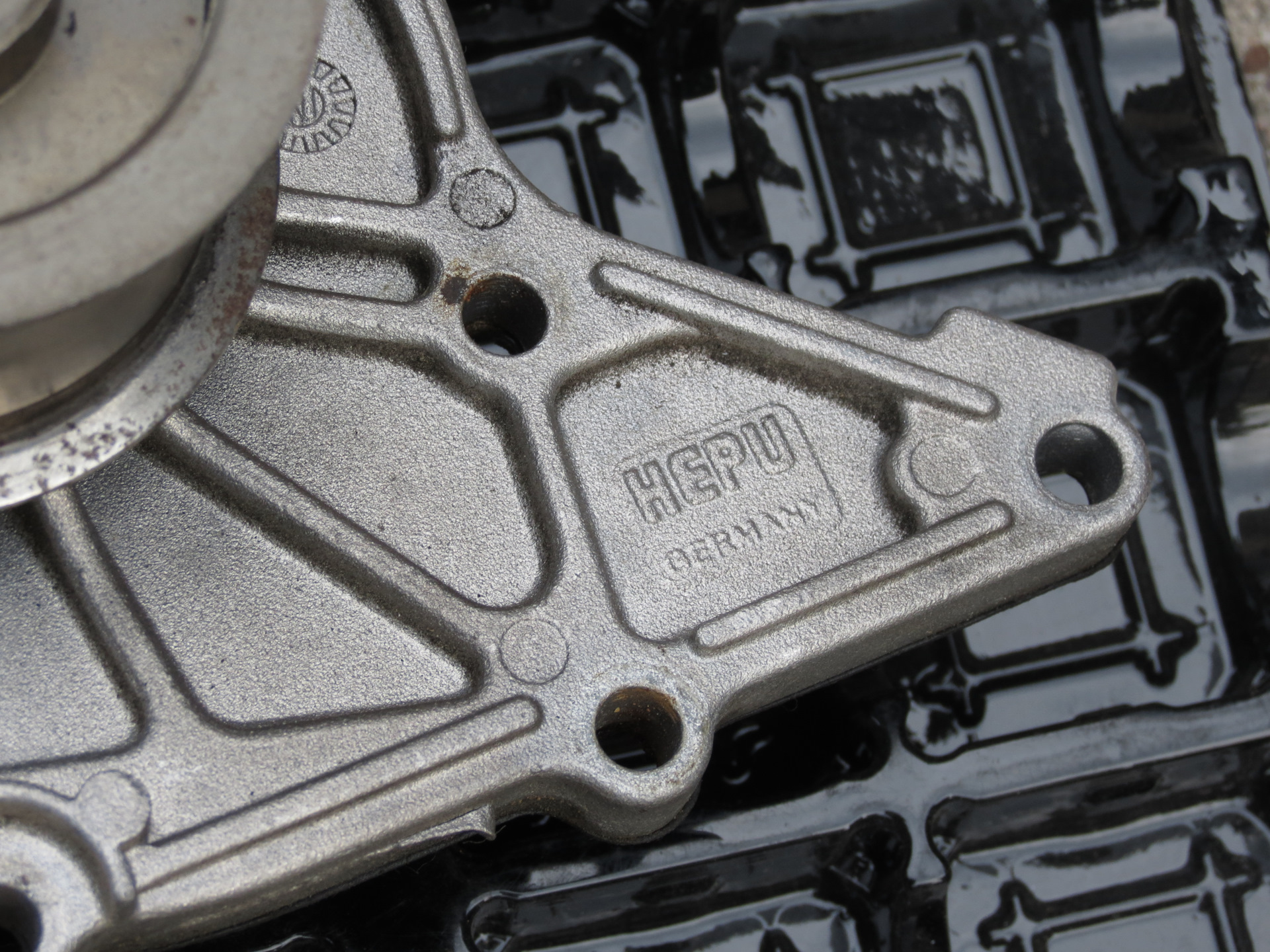 Сравнение помп HEPU P562 и INA 538034910 — Audi Allroad (C5), 2,5 л ...