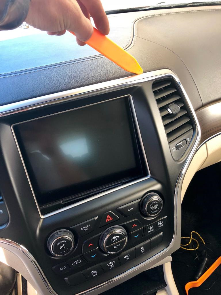 Обязательно пластиковым специнструментом:) — Jeep Grand Cherokee (WK2)