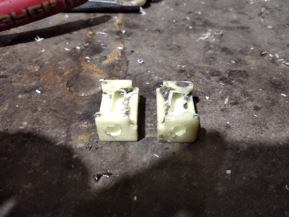 Лишние лоскуты пластмасса можно обрезать ножом — Toyota Corolla (160)