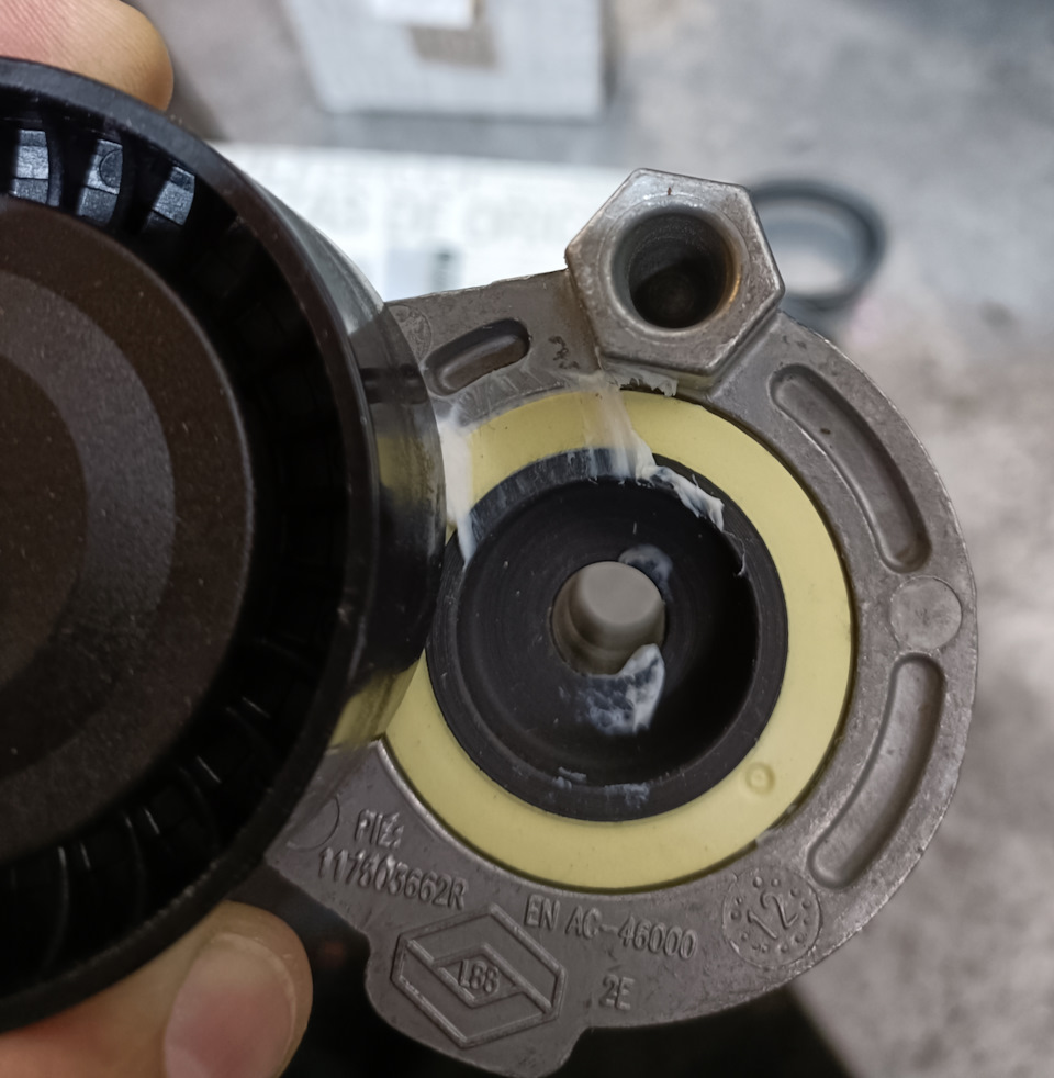 Замена ремня генератора — Dacia Logan MCV (1G), 1,5 л, 2009 года ...