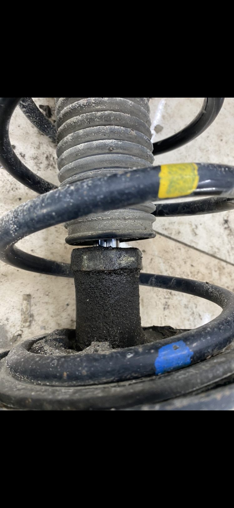 Потек амортизатор . Замена . — Toyota RAV4 (III), 2 л, 2008 года ...