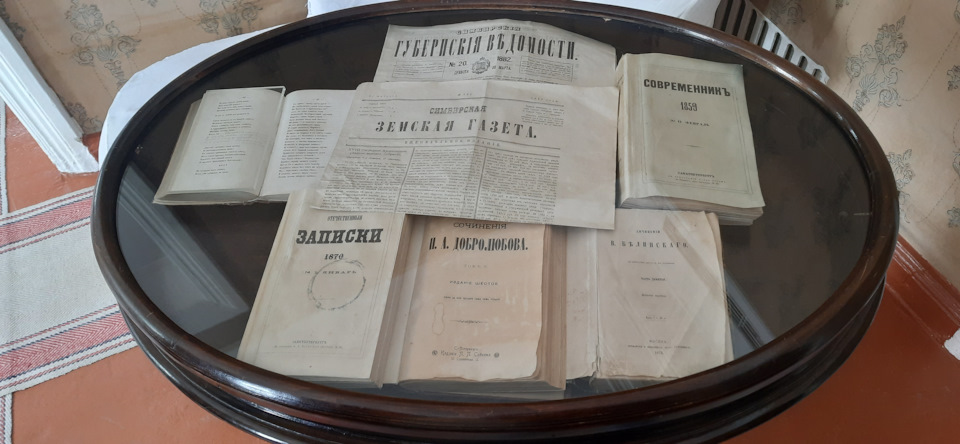 Большое внимание в семье Ульяновых было отведено чтению литературы и газет. — Jeep Cherokee (KL)