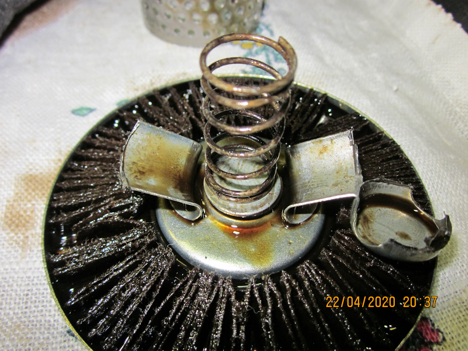 Рассёк скобу болгаркой и разогнул для извлечения начинки клапана — Lada Vesta SW (1G). Запчасти на фото: 22042020