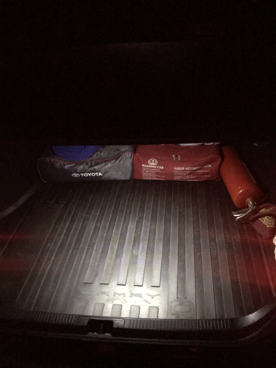 Замена лампочки плафона в багажнике на светодиодную — Toyota Camry ...