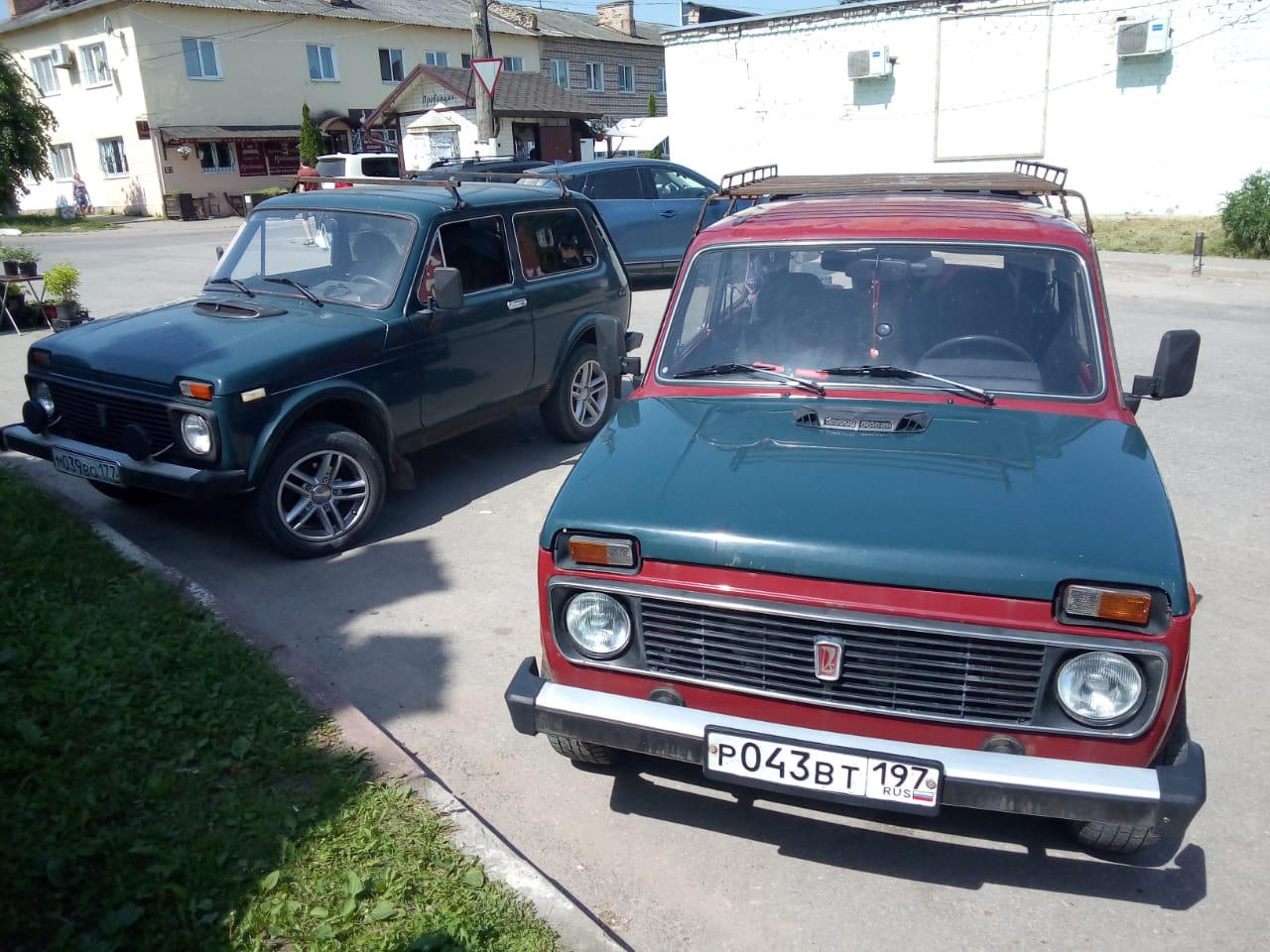 Нивы замеченные в городе Таруса во время отпуска — Lada 4x4 3D, 1,7 л, 1997  года | фотография | DRIVE2