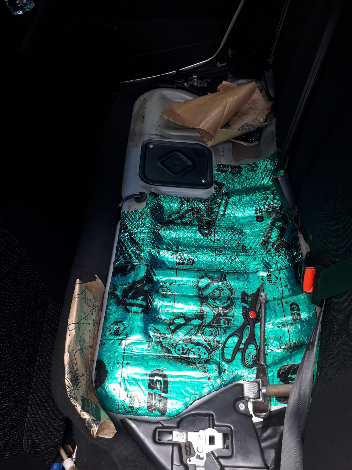 Шумка, продолжение, пол под задним диваном — Lada Приора седан, 1,6 л ...