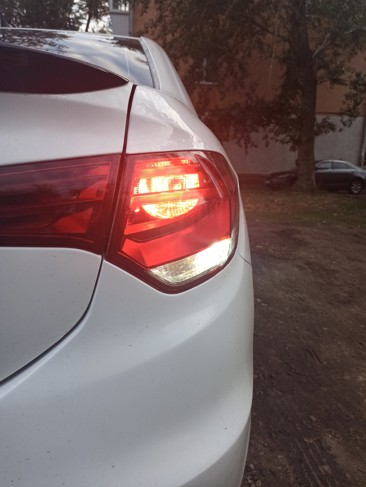 Замена заднего стоп сигнала и лампы заднего хода на LED — Citroen C4 L ...