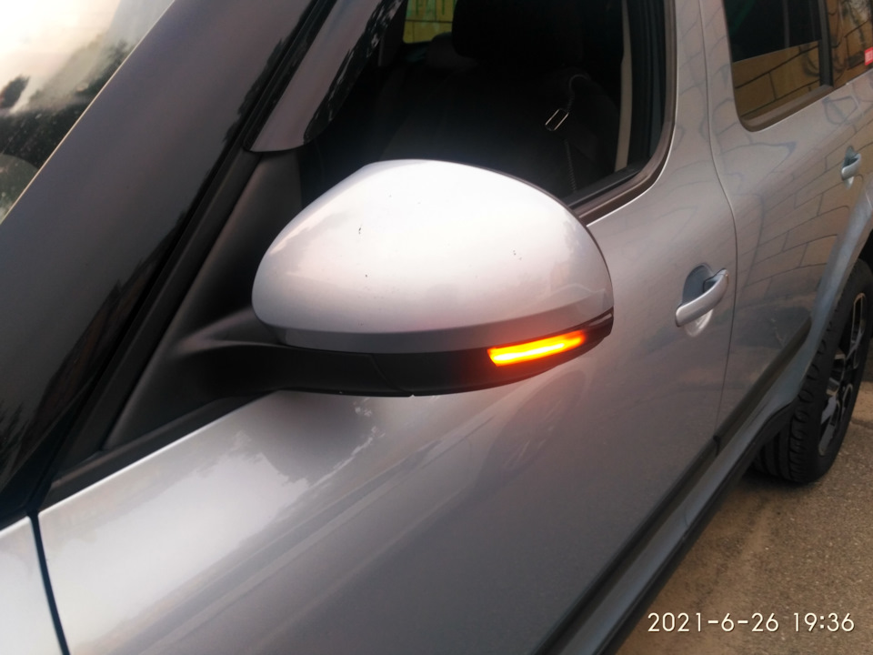 Подсветка в зеркалах. Пробег 186000. — Skoda Yeti, 1,8 л, 2010 года ...