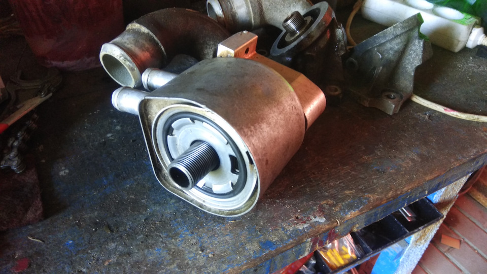 теплообменник прикручивается сквозным болтом наскрозь в подиум — Ford Expedition (1G)