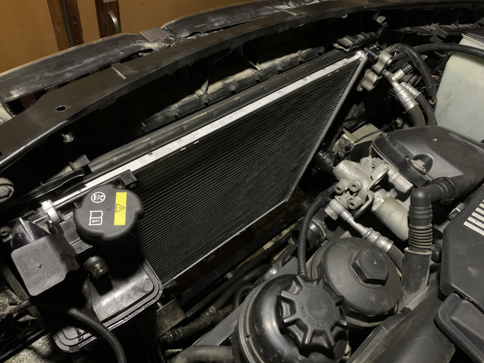 Как заменить радиатор охлаждения. Крепление радиатора ваз 2112. Octavia a7 замена радиатора охлаждения. Как заменить радиатор охлаждения. Крепление радиатора ваз 21214.