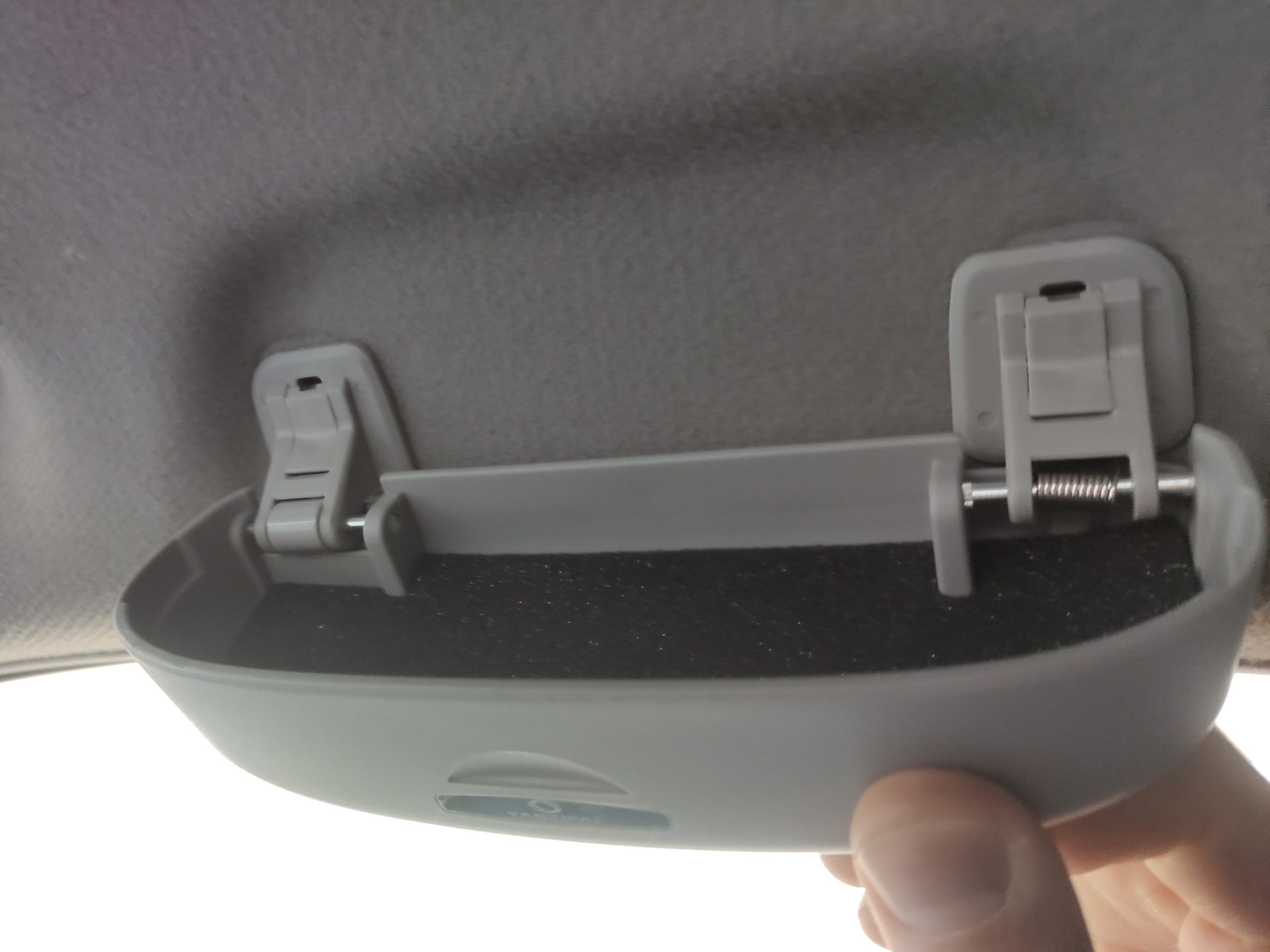 5. Очечник на место заглушек над водительской дверью. — Toyota Vitz (90 ...