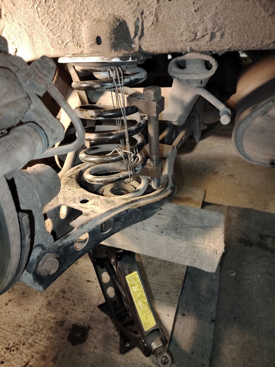 На фото пружина стянута, но как выяснилось потом — это лишняя работа, и вытаскивается, и устанавливается легко и без стягивания — Chery Tiggo 7