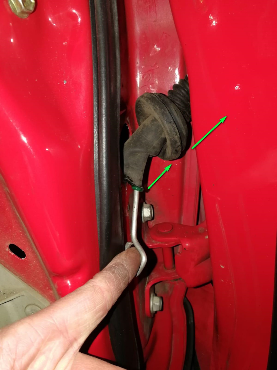 Всё то же самое проделываем с водительской дверью. — Pontiac Vibe (1G)