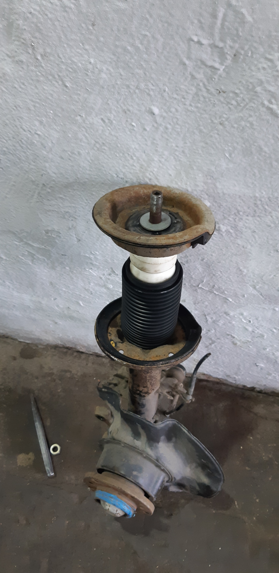 18 Стойка собрана осталось сжать пружину — BMW 5 series (E34)