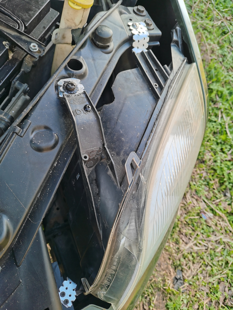 Ремонт 3х креплений правой фары — Ford Fusion, 1,4 л, 2007 года ...