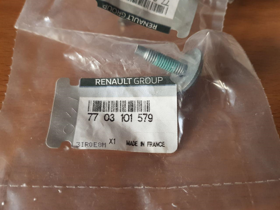 оригинальный болт — Renault Sandero 1G. Запчасти на фото: 7703101579