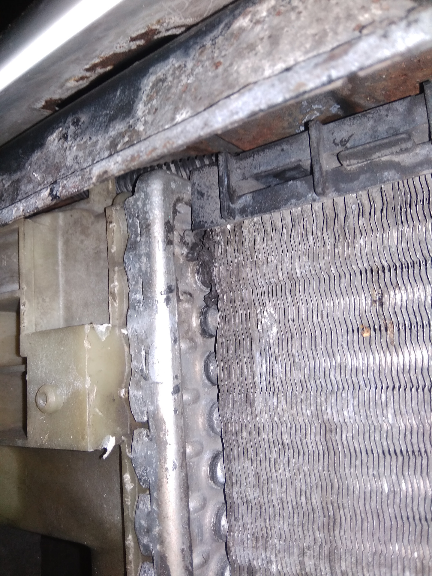 Ремонт радиатора Vito 638 2.3D - Mercedes-Benz Vito (1G), 2,3 л, 1998 года своим