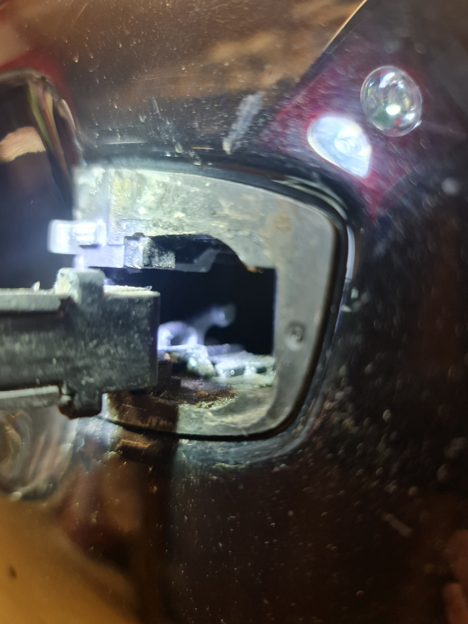 И так процесс сборки. Не сказать что сложно, но если первый раз, то нужно приловчиться. В двери видно металлический язычок, его нужно подтянуть на себя, иначе не встанет ручка. — Audi A6 (C7)