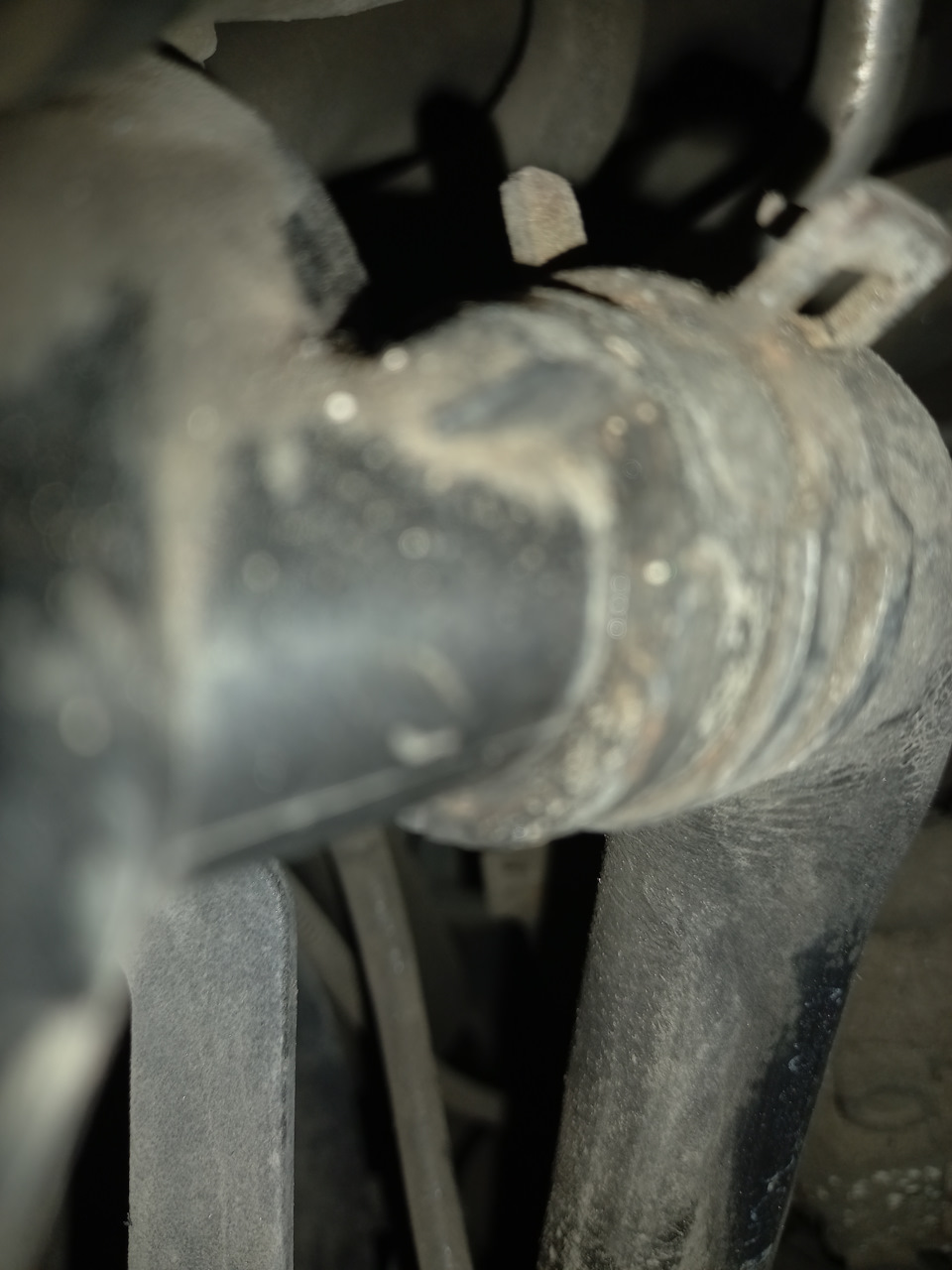 Потек нижний патрубок — Ford Transit Connect, 1,8 л, 2008 года ...