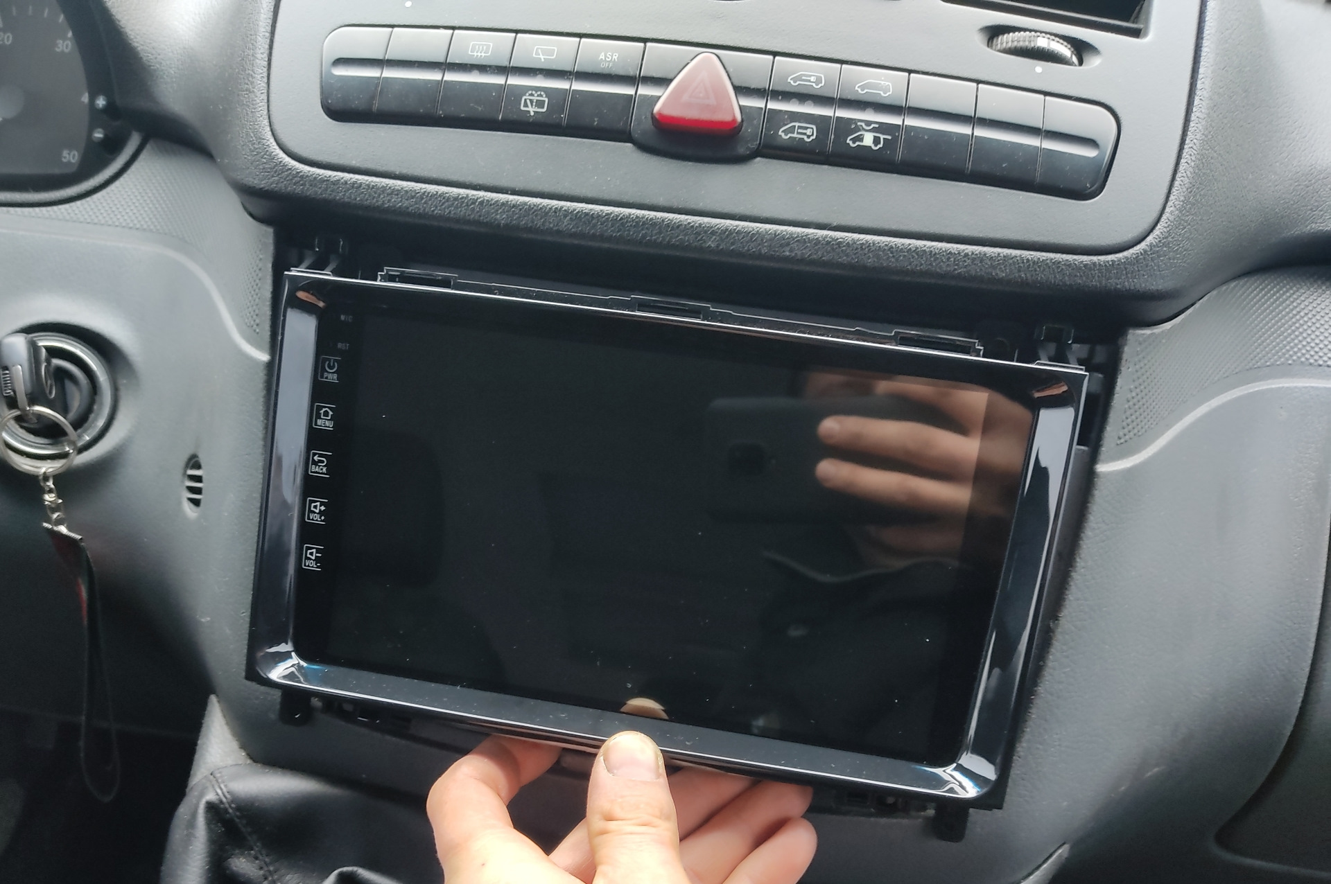 Экран вместо магнитолы